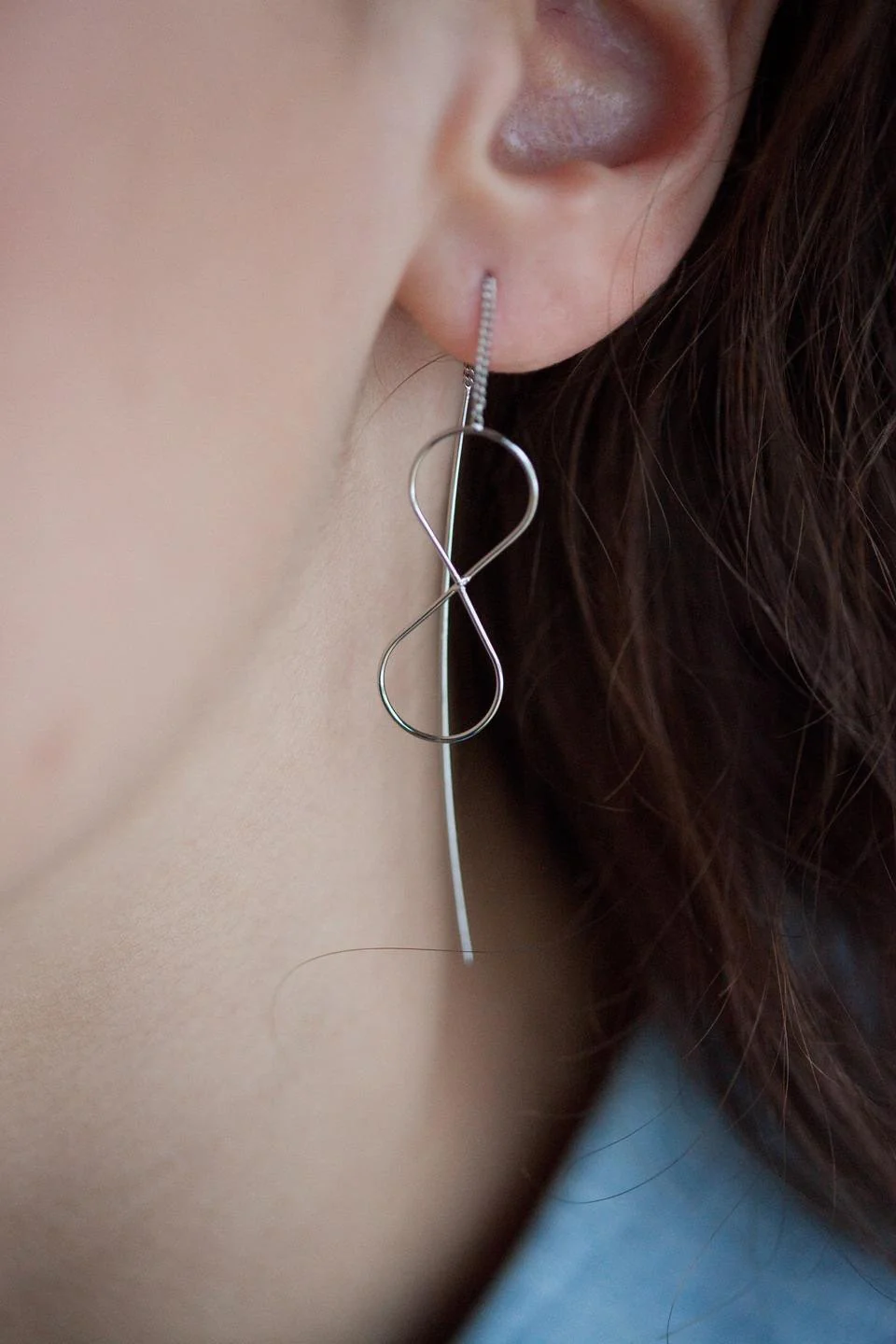 Boucles d'oreilles infini chaîne traversante argentées – Image 3