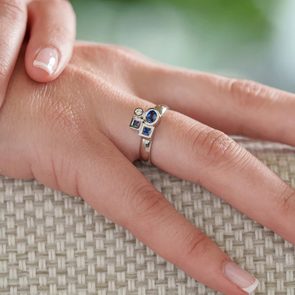 Bague Marélie XS A4 en or, diamant et saphirs – Image 2