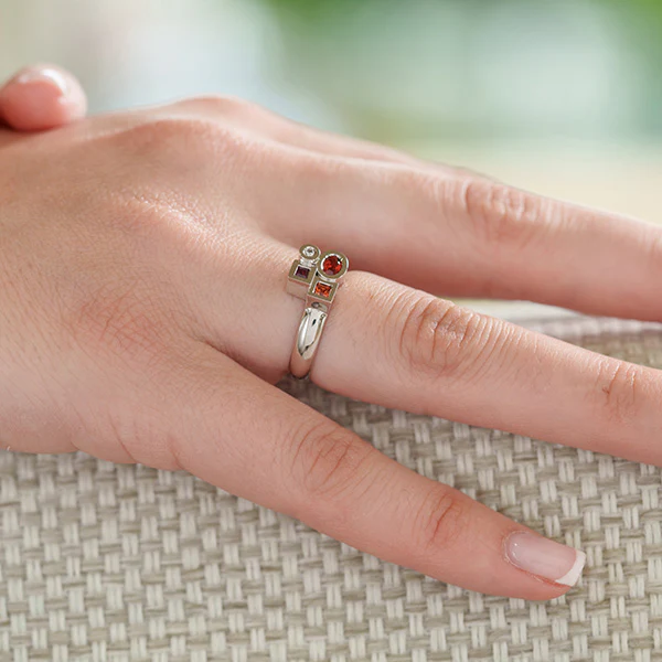 Bague Marélie XS A4 rouge-orangé en or, diamant, saphirs et rubis – Image 2