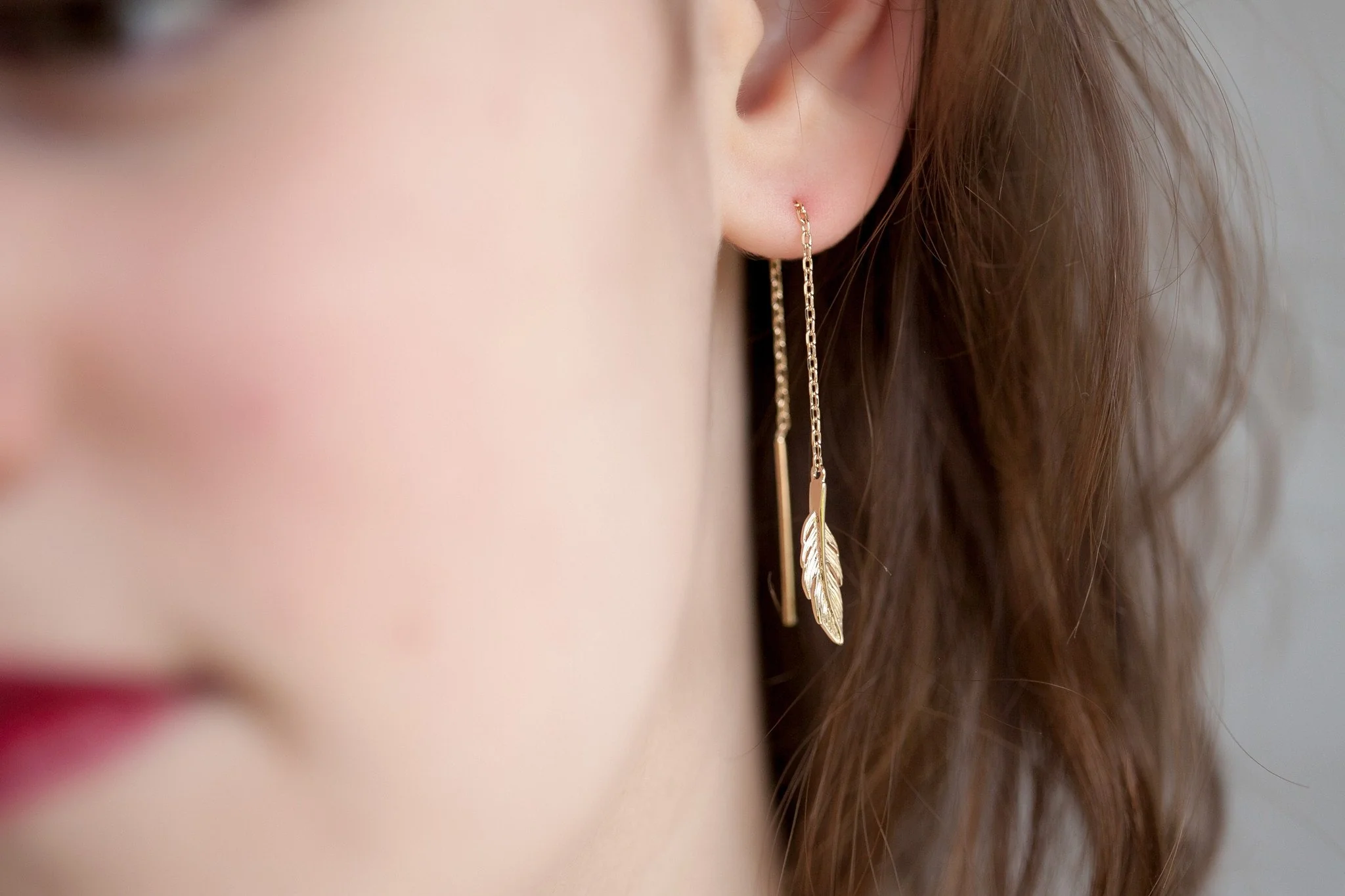 Boucles d'oreilles plume chaîne traversante plaqué or - Boucles d'oreilles pendantes plumes – Image 4