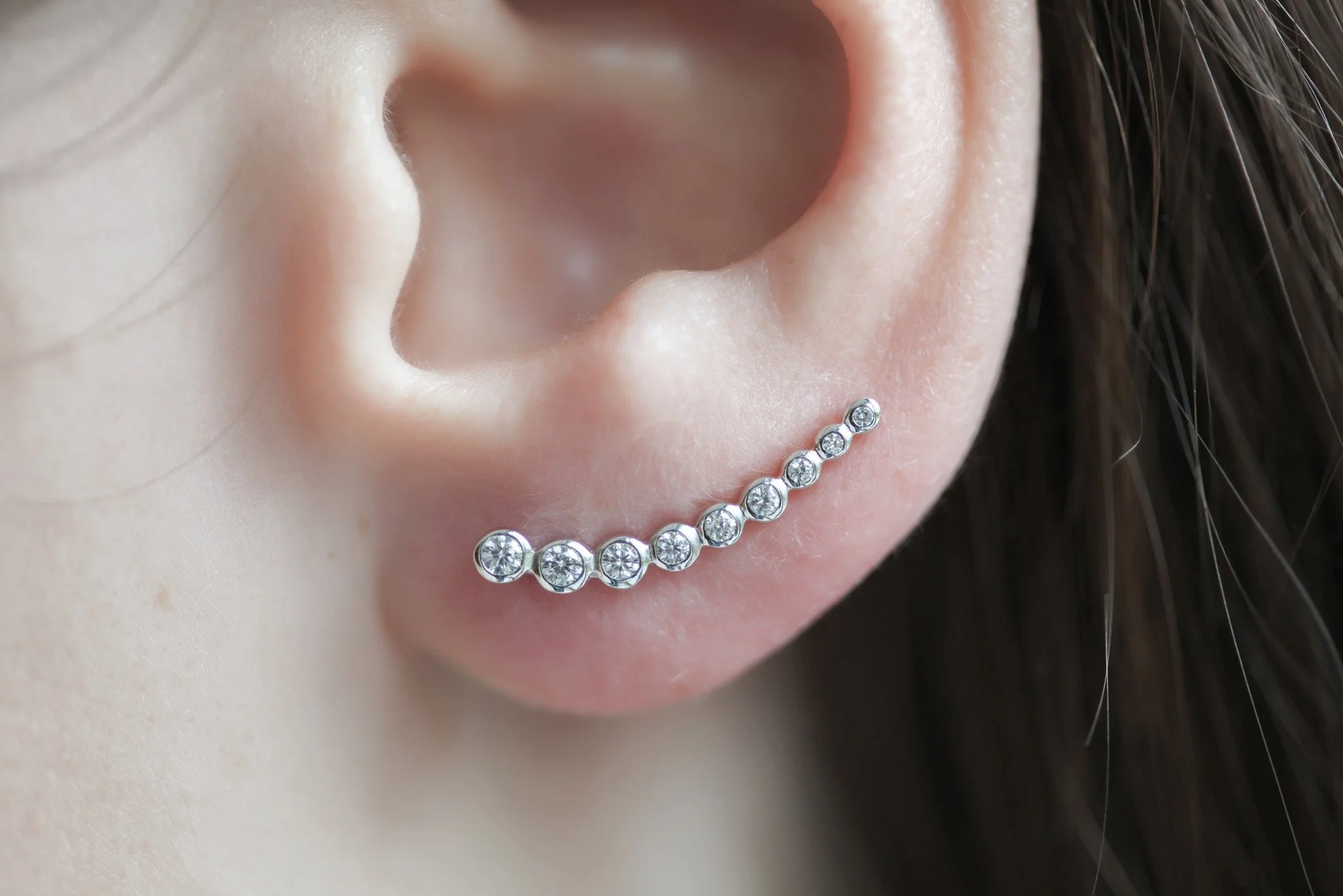 Boucles d'oreilles montantes serties de zircons en argent – Image 2