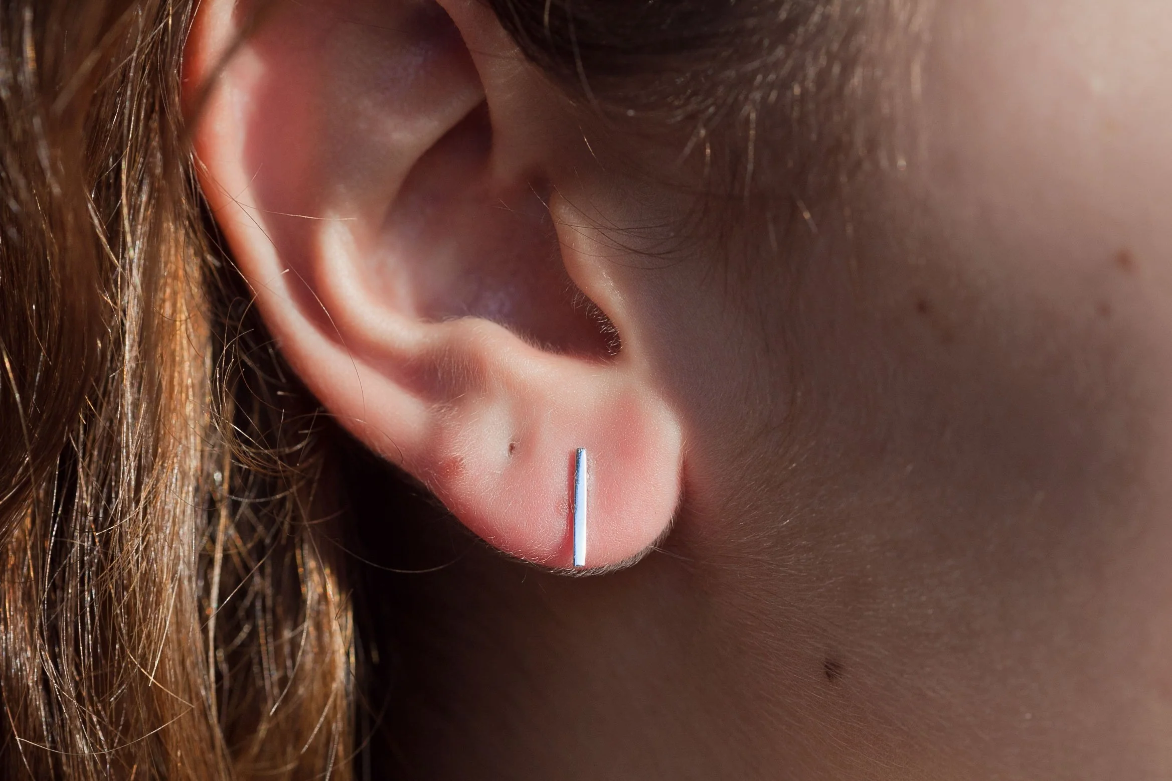 Boucles d'oreilles barres discrètes en argent – Image 3