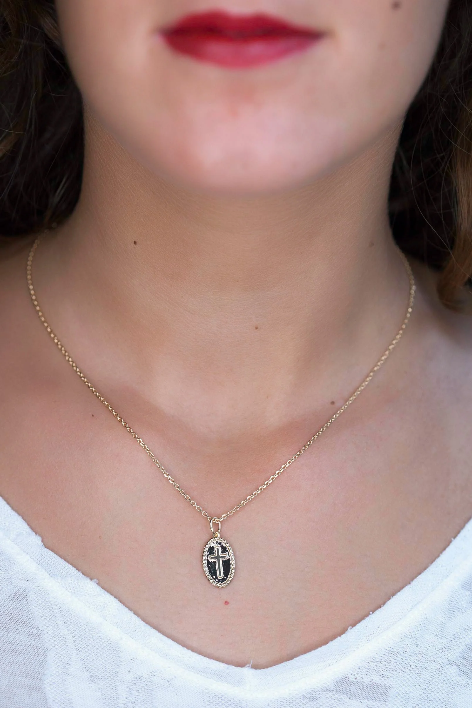 Collier Médaille Croix plaqué or – Image 3