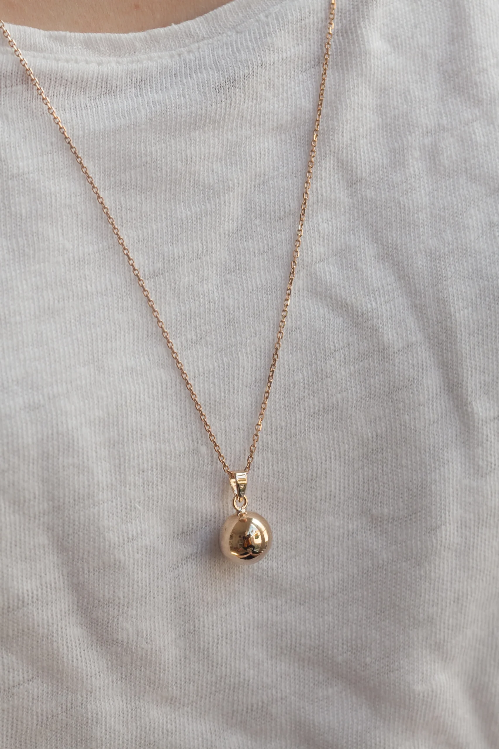 Collier pendentif boule plaqué or